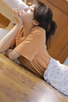 年轻的妈妈观看